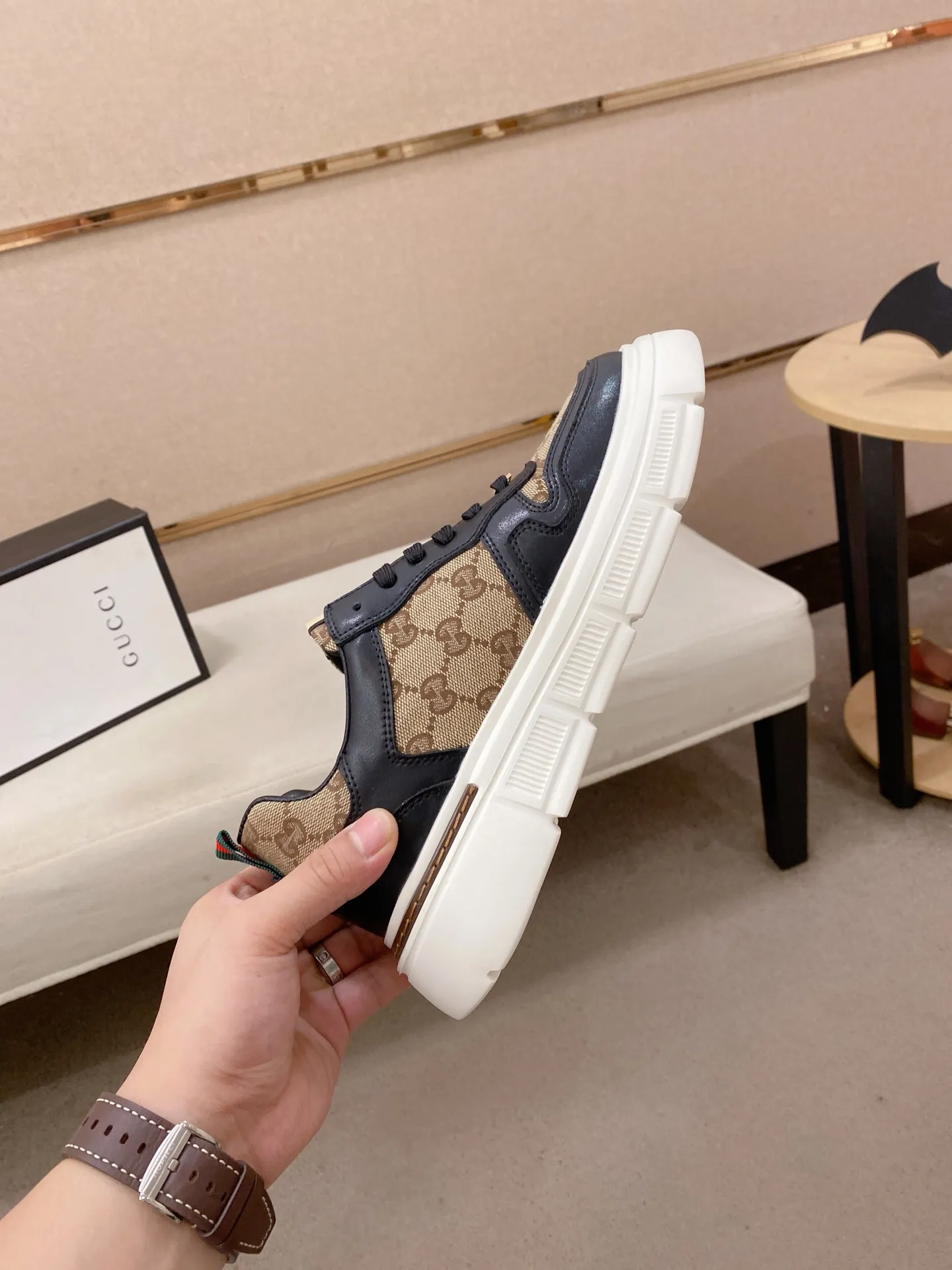 Men's shoes💰 400💰The new GUCCI (Gucci) counters are launched simultaneously. The new men's shoes, 😘fabrics are selected from imported cowhide, and the lining is sheepskin lining. 👍🏿 High-end ☄️ air-cushion molded anti-slip rubber outsole, exquisite lines, simple and elegant, comfortable and high-end for leisure travel. Code number: 38 to 44 (45 can be customized and cannot be returned or exchanged)